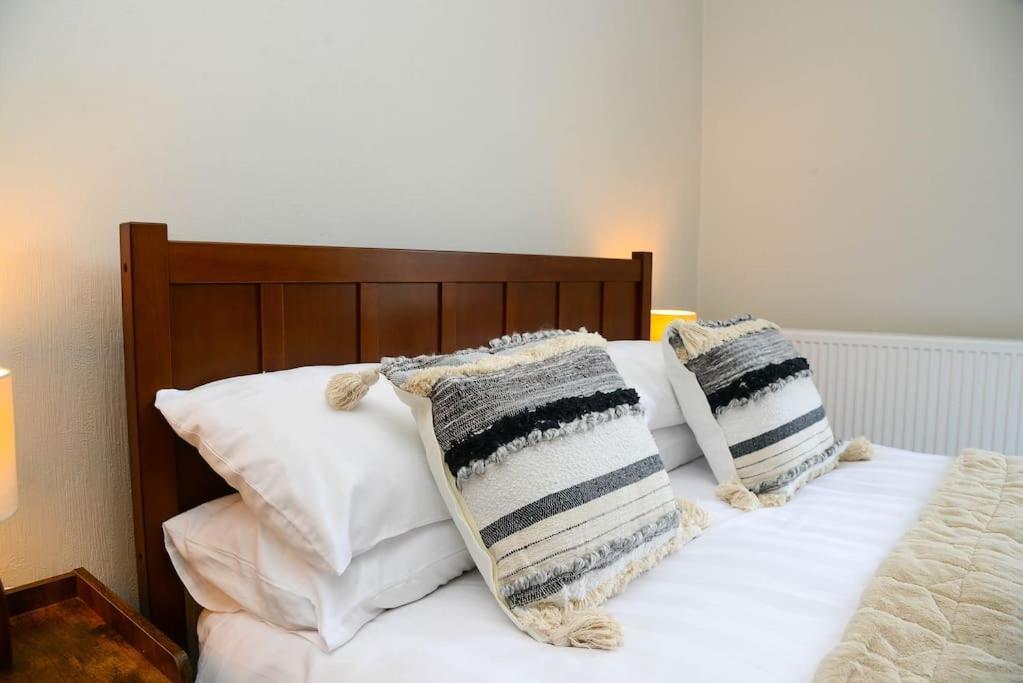 شقة Delightful 2 Bed Town Centre House, Sleeps 4 بارنسلي المظهر الخارجي الصورة
