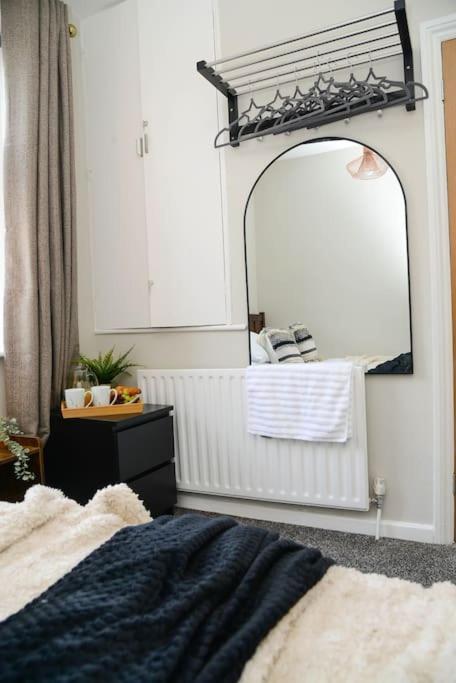 شقة Delightful 2 Bed Town Centre House, Sleeps 4 بارنسلي المظهر الخارجي الصورة
