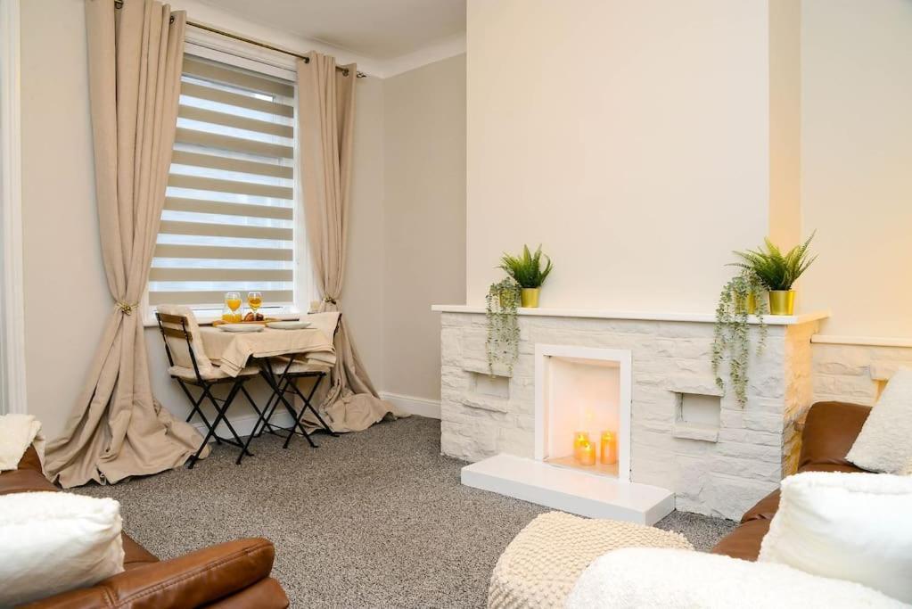 شقة Delightful 2 Bed Town Centre House, Sleeps 4 بارنسلي المظهر الخارجي الصورة