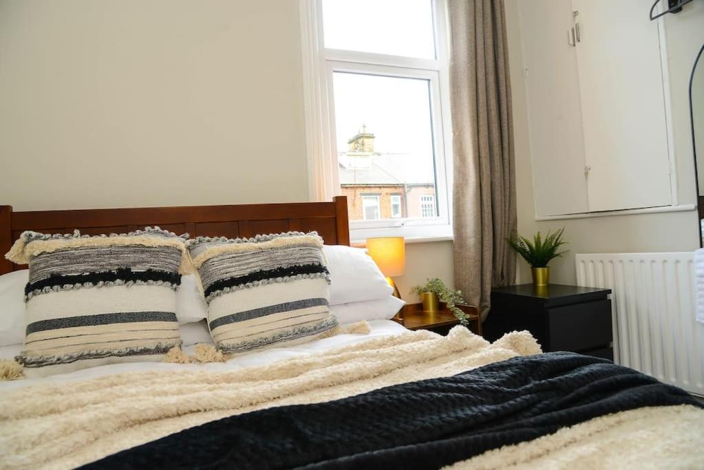 شقة Delightful 2 Bed Town Centre House, Sleeps 4 بارنسلي المظهر الخارجي الصورة