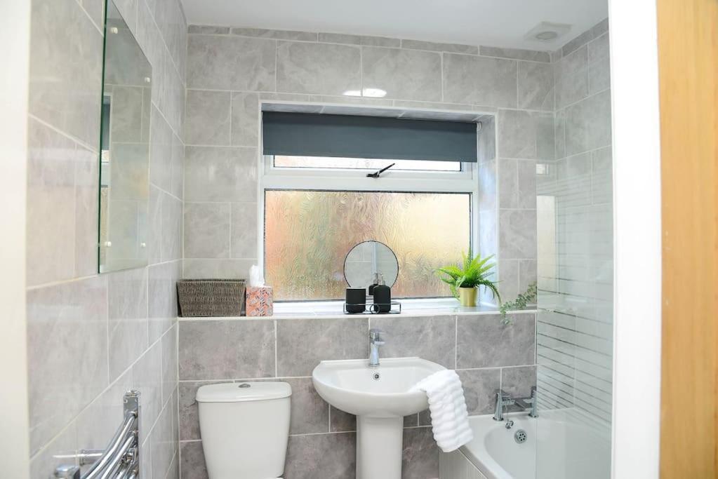 شقة Delightful 2 Bed Town Centre House, Sleeps 4 بارنسلي المظهر الخارجي الصورة