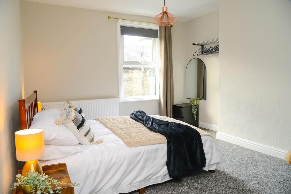 شقة Delightful 2 Bed Town Centre House, Sleeps 4 بارنسلي المظهر الخارجي الصورة