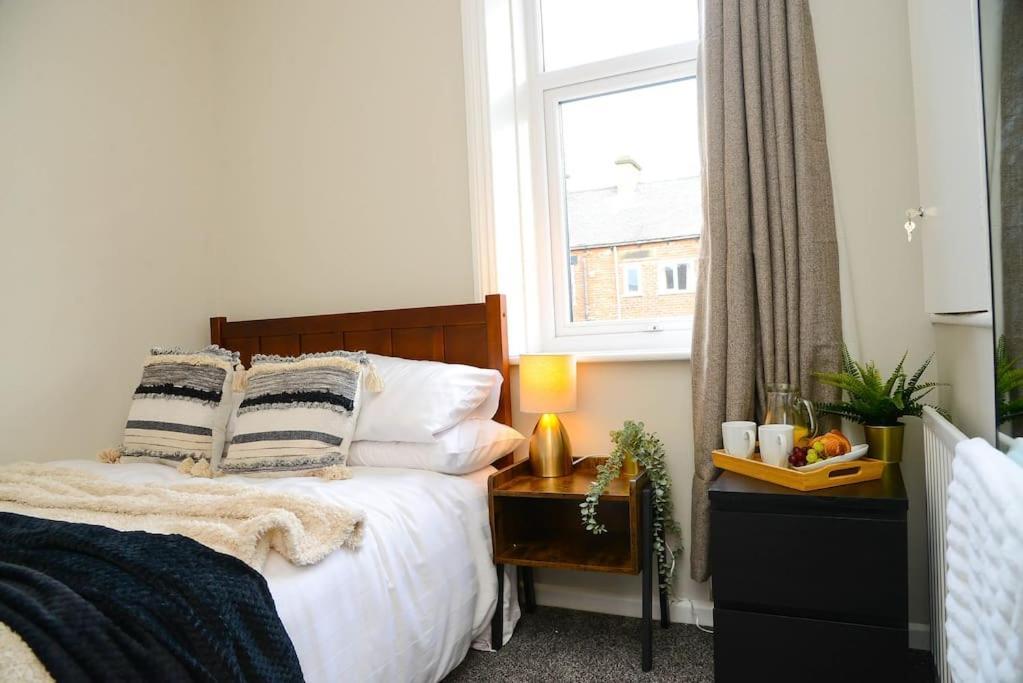 شقة Delightful 2 Bed Town Centre House, Sleeps 4 بارنسلي المظهر الخارجي الصورة